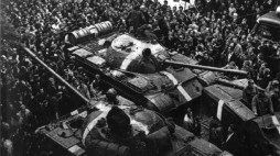 Protestujący wokół sowieckich czołgów w pierwszych dniach inwazji. Źródło: Wikimedia Commons