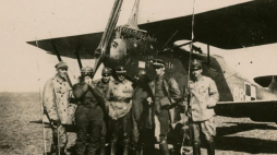 Personel 9. Eskadry Lotniczej na lotnisku w Połonnem w czasie wyprawy kijowskiej. 04.1920. Źródło: CAW