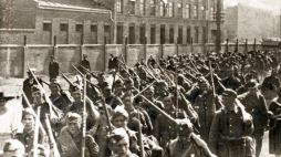 Piechota polska w marszu na front przed bitwą warszawską. Źródło: Wikimedia Commons