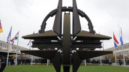 Bruksela, Belgia. Symbol NATO przed budynkami kwatery głównej. Fot. PAP/W. Dabkowski