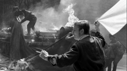 Młodzi mieszkańcy Pragi z narodowymi flagami przy palącym się 21 sierpnia 1968 r. radzieckim czołgu. Interwencja wojsk Układu Warszawskiego położyła kres Praskiej Wiośnie, próbie demokratyzacji, podjętej przez kierownictwo partii komunistycznej z Alexandrem Dubčekiem na czele. Fot. PAP/CTK/L. Hajsky