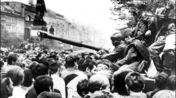 Czechosłowacja 1968: sowiecki czołg na placu Wacława w Pradze. Fot. PAP/EPA