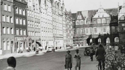 Brama Zielona widziana od strony Długiego Targu. Gdańsk Stare Miasto, lipiec 1959 r. Źródło: Muzeum Gdańska