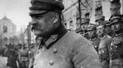 Naczelnik Państwa Józef Piłsudski z oficerami i żołnierzami Wojska Polskiego, 1919 r. Źródło: NAC