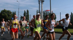Biegacze na trasie XIII Maratonu Solidarności; w tle pomnik Poległych Stoczniowców przy Stoczni Gdańskiej.  2007 r. Fot. PAP/S. Kraszewski