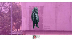 Odsłonięcie muralu z wizerunkiem dziewczynki z Litzmannstadt Getto przy ul. Wawelskiej 1 w Łodzi. Źródło: Stowarzyszenie "Na co dzień i od święta"