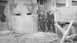 Powstańcy z batalionu „Chrobry I” przed zdobytym gmachem Nordwache. 03.08.1944. Źródło: Wikimedia Commons