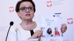 Minister edukacji Anna Zalewska podczas briefingu prasowego pt. "Nowy rok szkolny 2018/2019 – kolejny etap wprowadzania reformy edukacji" w siedzibie MEN. Fot. PAP/T. Gzell 