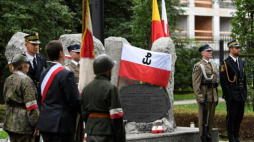 Uroczystości przed pomnikiem w ramach uroczystości upamiętniającej 74. rocznicę zbombardowania przez lotnictwo niemieckie kwater batalionu „Chrobry I” w Pasażu Simonsa. Fot. PAP/B. Zborowski