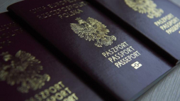 Paszport Rzeczypospolitej Polskiej. Fot. PAP/A. Warżawa 
