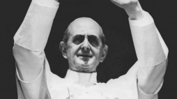 Papież Paweł VI udziela błogosławieństwa pielgrzymom zgromadzonym na Placu św. Piotra. Fot. PAP/CAF