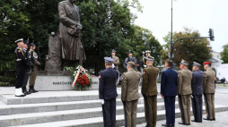 Mariusz Błaszczak składa kwiaty przed pomnikiem Marszałka Józefa Piłsudskiego. Fot. PAP/R. Guz