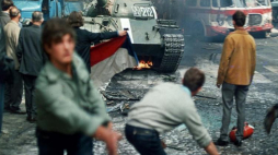 Młodzi mieszkańcy Pragi rzucają koktajle Mołotowa w sowieckie czołgi wjeżdżające do miasta. 21.08.1968. Fot. PAP/CTK/L. Hajsky 