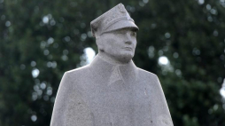 Pomnik generała Stefana Roweckiego ps. Grot w Warszawie. 2013 r. Fot. PAP/G. Jakubowski