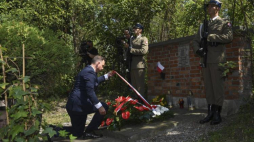 Prezydent Andrzej Duda (C) składa kwiaty przy tablicy upamiętniającej Polaków zamordowanych na warszawskiej Woli. Fot. PAP/R. Pietruszka