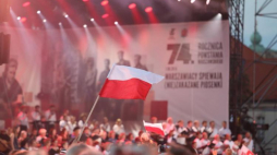 Koncert „Warszawiacy śpiewają (nie)zakazane piosenki” na placu Piłsudskiego w ramach obchodów 74. rocznicy wybuchu Powstania Warszawskiego. Fot. PAP/T. Gzell
