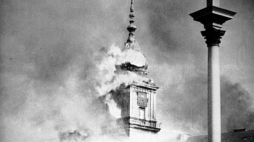 Płonący Zamek Królewski w Warszawie zbombardowany przez Niemców we wrześniu 1939 r. Fot. PAP/CAF