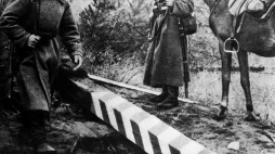 Żołnierz sowiecki niszczy polski słup graniczny. Białystok, 10.1939. Fot. PAP/ITAR-TASS 
