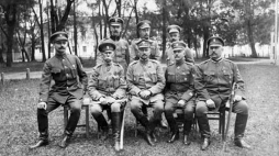 Sztab I Korpusu Polskiego z dowódcą gen. Józefem Dowbór-Muśnickim (siedzi w środku). 1918 r. Źródło: CAW