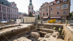 Prace archeologiczne na placu Kolegiackim w Poznaniu. 09.2016. Fot. PAP/B. Jankowski