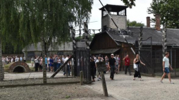 Turyści w Muzeum Auschwitz na terenie b. niemieckiego obozu Auschwitz. Fot. PAP/J. Bednarczyk