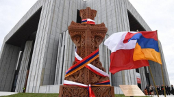 Uroczyste poświęcenie ormiańskiego krzyża (chaczkaru) wmurowanego przy Świątyni Opatrzności Bożej w Warszawie. Fot. PAP/J. Turczyk
