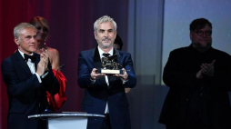 Alfonso Cuaron ze Złotym Lwem 75. festiwalu filmowego w Wenecji. Fot. PAP/EPA