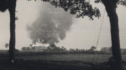 Niemiecki atak z użyciem czołgów, w tle płonąca wieś. Wrzesień 1939 r. Źródło: CAW