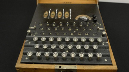 Oryginalny egzemplarz niemieckiej maszyny szyfrującej "Enigma" z czasów II wojny światowej. Fot. PAP/J. Turczyk