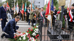 Prezes IPN Jarosław Szarek składa wieniec przed krzyżem za bramą huty ArcelorMittal Poland d. Huta Katowice. Fot. PAP/D. Gajda