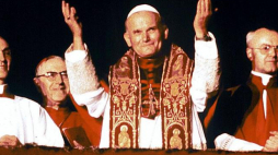 Tuż po wyborze na papieża, Jan Paweł II po raz pierwszy pozdrawia wiernych zgromadzonych na Placu Świętego Piotra w Watykanie. 16.10.1978. Fot. PAP/EPA/M. Capodanno