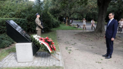 Premier Mateusz Morawiecki składa wieniec pod płytą pamięci Polaków poległych 11 września 2001 r. w Nowym Jorku. Fot. PAP/T. Gzell