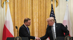 Waszyngton, Stany Zjednoczone Ameryki, 18.09.2018. Prezydent Stanów Zjednoczonych Ameryki Donald Trump (P) oraz prezydent RP Andrzej Duda (L) podczas konferencji prasowej po spotkaniu w Białym Domu. Fot. PAP/R. Pietruszka 