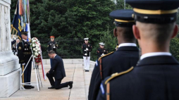 Stany Zjednoczone Ameryki, 18.09.2018. Prezydent RP Andrzej Duda (C-L) składa wieniec przed Grobem Nieznanych Żołnierzy, na Cmentarzu Narodowym w Arlington w Waszyngtonie. Fot. PAP/R. Pietruszka