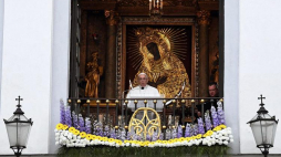 Papież Franciszek przemawia z okna kaplicy, w której znajduje się obraz Matki Boskiej Ostrobramskiej. Fot. PAP/EPA