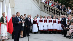 Prezydent Andrzej Duda (3L) wraz z małżonką Agatą Kornhauser-Dudą (L) podczas spotkania z uczestnikami V Światowego Zjazdu Polonii i Polaków z Zagranicy w ogrodach Pałacu Prezydenckiego w Warszawie. Fot. PAP/T. Gzell