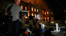 Pracownicy Muzeum Narodowego w Rio de Janeiro ratują eksponaty z pożaru. Fot. PAP/EPA