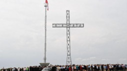 Odsłonięcie i poświęcenie 25-metrowego krzyża oraz masztu flagowego w Tuligłowach, upamiętniających 100. rocznicę odzyskania przez Polskę niepodległości. Fot. PAP/D. Delmanowicz