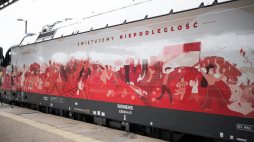 Bbiało-czerwone lokomotywy z okolicznościową grafiką.