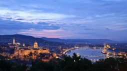 Panorama Budapesztu - widok z Góry Gellerta na Zamek Królewski i Most Łańcuchowy. Fot. PAP/R. Guz