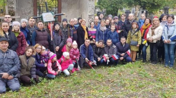 Polska społeczność Kijowa porządkowała groby Polaków na Cmentarzu Bajkowym. Źródło: Ambasada RP w Kijowie