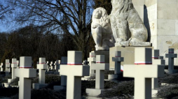 Oryginalne przedwojenne lwy przy Pomniku Chwały na Cmentarzu Orląt Lwowskich. Lwów 20.12.2015. Fot. PAP/D. Delmanowicz