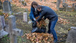 Polscy dyplomaci uczestniczyli w akcji sprzątania najstarszej wileńskiej nekropolii - “Młodzi dla Rossy 2018”. Źródło: Ambasada RP w Wilnie