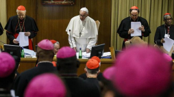 Papież Franciszek (C) podczas ostatniego dnia Synodu Biskupów. Watykan, 27.10.2018. Fot. PAP/EPA