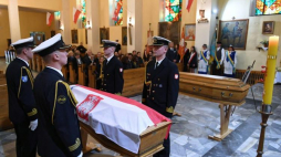 Trumny ze szczątkami admirała Józefa Unruga i jego żony Zofii w kościele Bożego Ciała w Helu. PAP/A. Warżawa