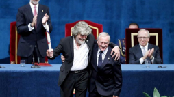 Król Hiszpanii Filip VI (L) i laureaci Nagrody Księżniczki Asturii, himalaiści: Krzysztof Wielicki (P), Reinhold Messner. 19.10.2018. Fot. PAP/EPA