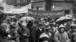 Kraków, 11.11.1980. Manifestacja w rocznicę odzyskania niepodległości. Fot. PAP/J. Ochoński