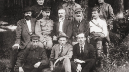 Polrewkom, początek sierpnia 1920 r. W centrum: Feliks Dzierżyński, Julian Marchlewski, Feliks Kon. Źródło: Wikimedia Commons