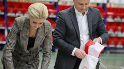 Prezydent Andrzej Duda z małżonką Agatą Kornhauser-Dudą wzięli udział w akcji pakowania i wysyłki flag państwowych na terenie węzła ekspedycyjno-rozdzielczego Poczty Polskiej w Warszawie. Fot. PAP/T. Gzell