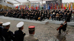 Przywódcy kilkudziesięciu państw podczas obchodów 100. rocznicy zakończenia I wojny światowej we Francji. Fot. PAP/EPA